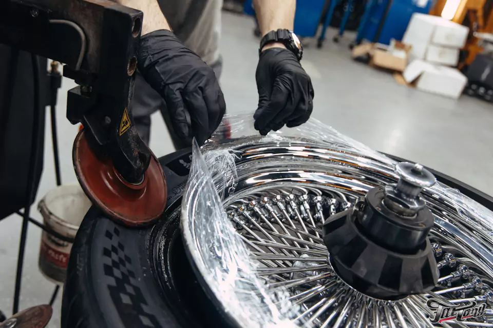 Фирменный шиномонтаж на стендах Hunter для Chevrolet Impala: собрали комплект колес Dayton Wire Wheels с системой knock-off!